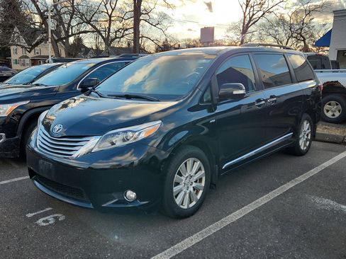 Used 2017 Toyota Sienna Limited Premium image 2