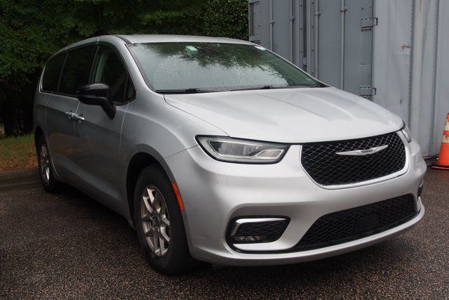 Used 2024 Chrysler Pacifica Touring-L FWD image 2