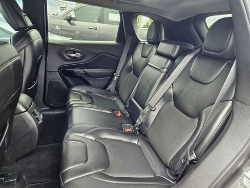 Used 2019 Jeep Cherokee Latitude Plus AWD/4WD image 24