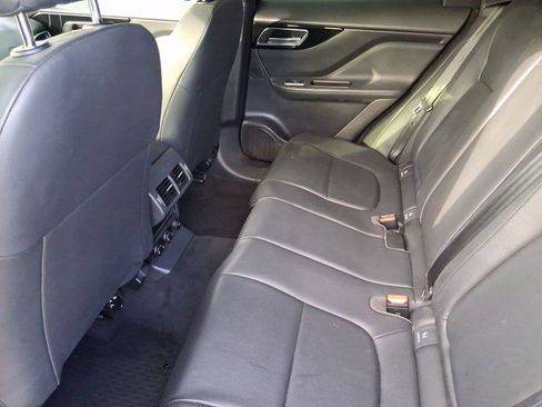 Used 2017 Jaguar F-PACE Premium image 30