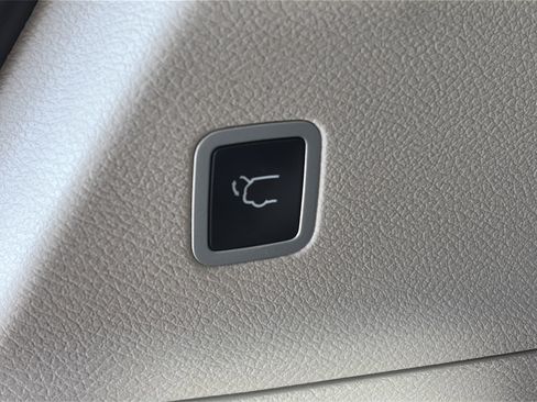 Used 2024 Chrysler Pacifica Touring-L image 16