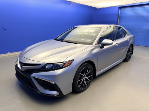 Used 2022 Toyota Camry SE w/ Convenience Package FWD image 4