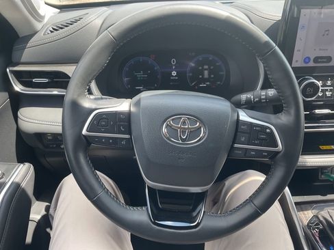 Used 2024 Toyota Highlander Limited AWD/4WD image 17