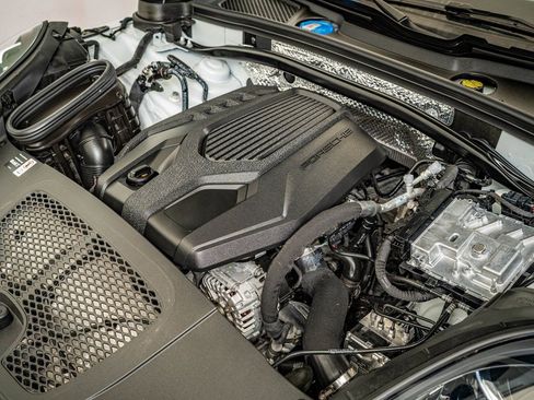 Certified 2025 Porsche Macan AWD/4WD image 51