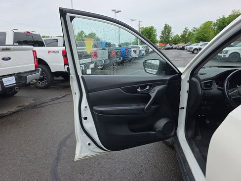 Used 2017 Nissan Rogue SV AWD/4WD image 19