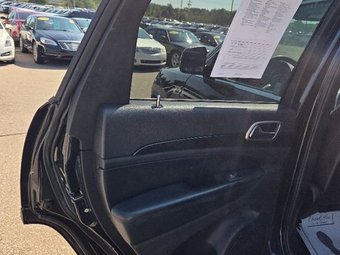 Used 2011 Jeep Grand Cherokee Laredo image 12