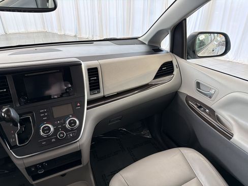 Used 2016 Toyota Sienna XLE w/ XLE Navigation Package FWD image 30