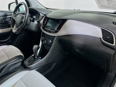 Used 2020 Chevrolet Trax LT w/ LT Convenience Package FWD image 28