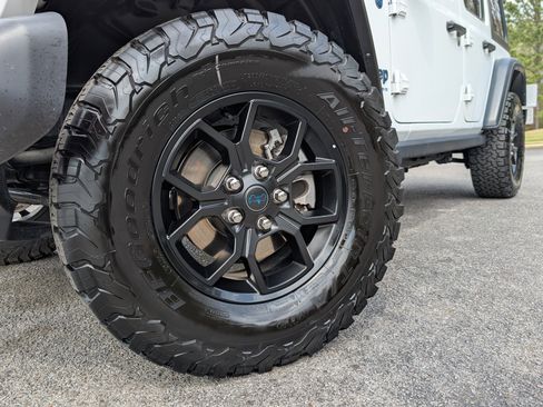 Used 2025 Jeep Wrangler Willys image 32