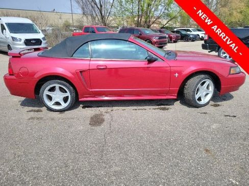 Used 2002 Ford Mustang Convertible RWD image 2