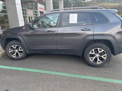 Used 2018 Jeep Cherokee Trailhawk w/ Cold Weather Group image 15