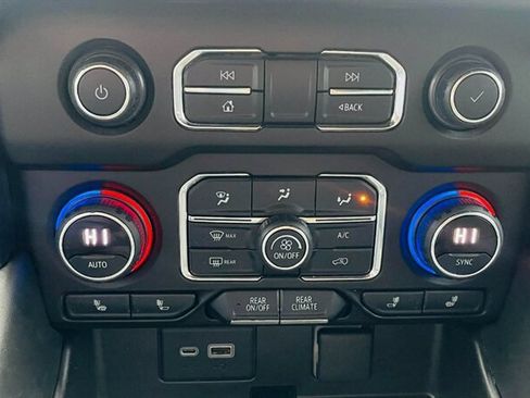 Used 2021 Chevrolet Suburban LT image 22