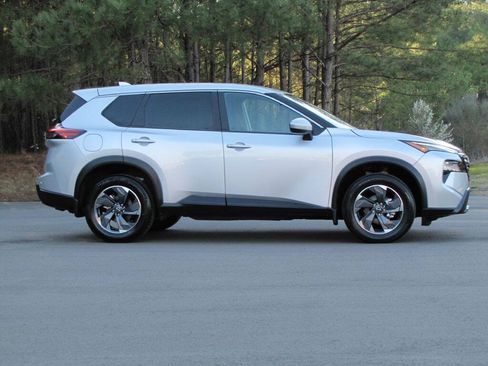 Used 2024 Nissan Rogue SV FWD image 4