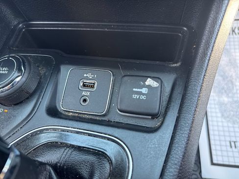 Used 2020 Jeep Cherokee Latitude Plus AWD/4WD image 28