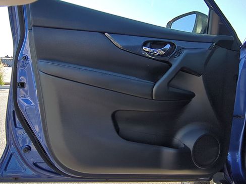 Used 2018 Nissan Rogue SV image 14