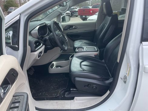 Used 2023 Chrysler Pacifica Touring-L image 12