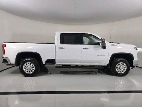 Used 2025 Chevrolet Silverado 2500 LTZ w/ LTZ Plus Package AWD/4WD image 9