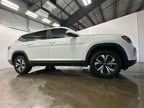 Certified 2025 Volkswagen Atlas SE image 3