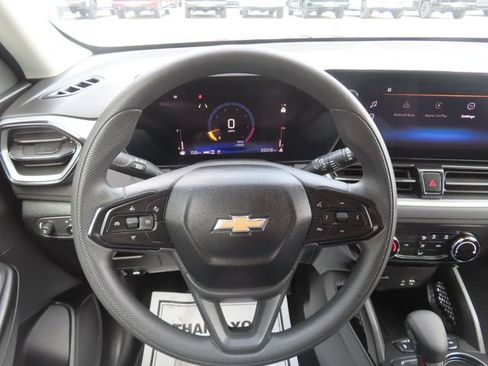 Used 2025 Chevrolet TrailBlazer LT AWD/4WD image 30