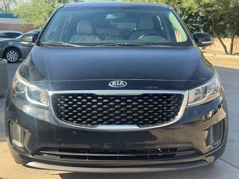Used 2017 Kia Sedona LX w/ LX Essentials Premium Package FWD image 3