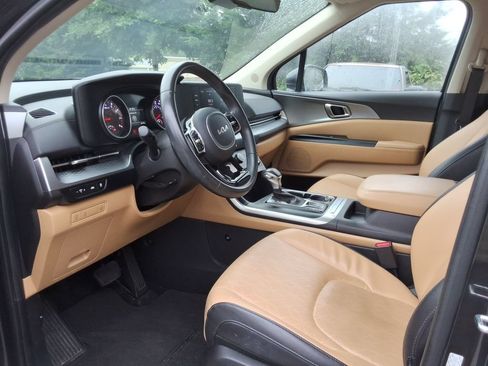Used 2024 Kia Carnival LX FWD image 11