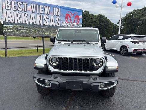 Used 2024 Jeep Gladiator Sport AWD/4WD image 2