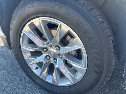 Used 2023 Chevrolet Suburban Premier image 9