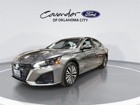 Used 2024 Nissan Altima 2.5 SV w/ SV Premium Package image 4