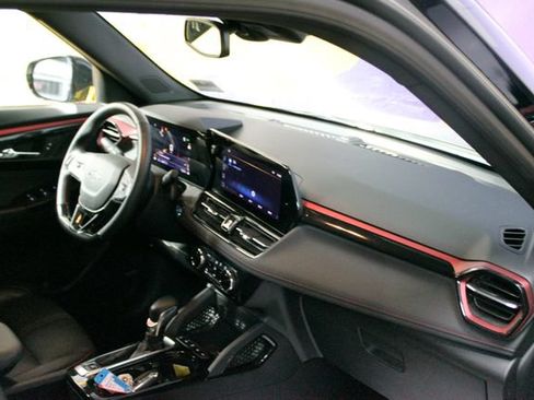 Used 2025 Chevrolet TrailBlazer RS w/ Convenience Package AWD/4WD image 11
