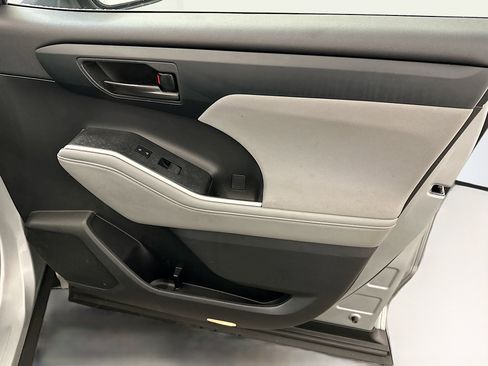 Used 2023 Toyota Highlander LE image 35