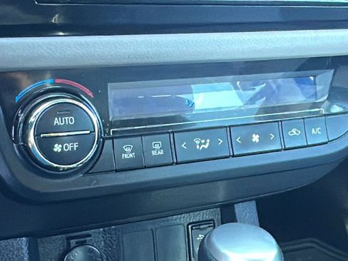 Used 2014 Toyota Corolla LE image 14