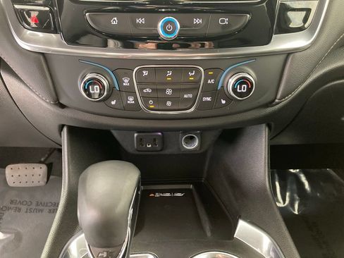 Used 2023 Chevrolet Traverse LT w/ Rear Camera Mirror Package AWD/4WD image 12