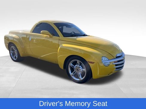 Used 2004 Chevrolet SSR w/ Preferred Equipment Group image 16