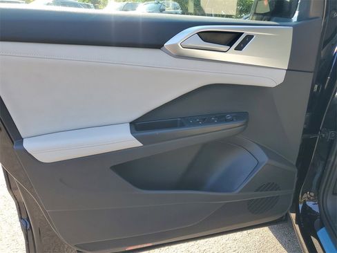 Certified 2025 Volkswagen Taos SE image 17