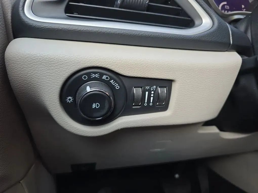 Used 2023 Chrysler Pacifica Touring-L FWD image 21