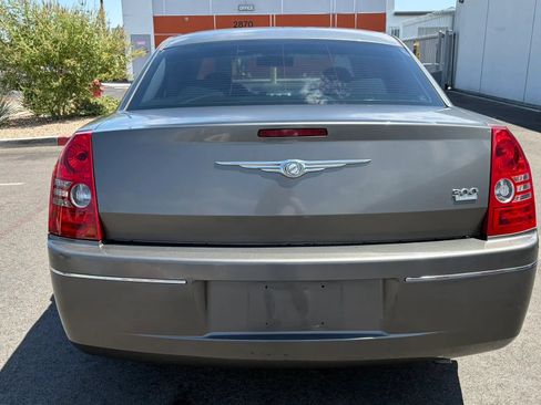 Used 2010 Chrysler 300 Touring RWD image 4