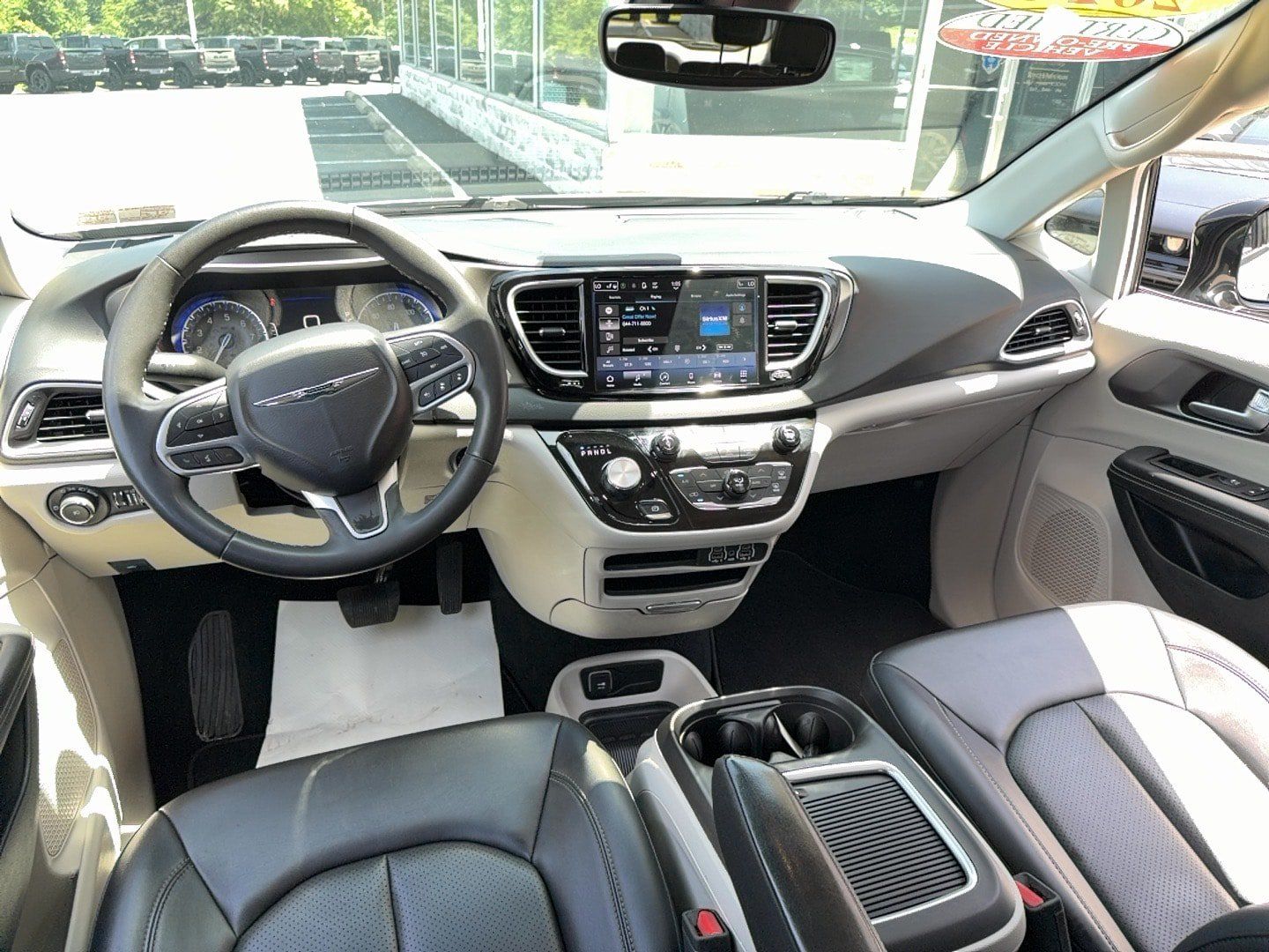 Certified 2024 Chrysler Pacifica Touring-L FWD image 12