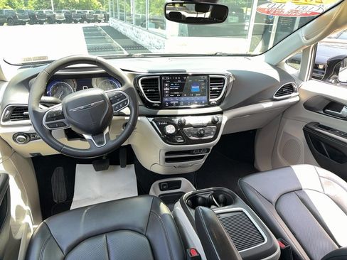 Certified 2024 Chrysler Pacifica Touring-L FWD image 12