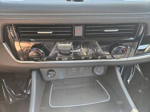 Used 2025 Nissan Rogue SL AWD/4WD image 21