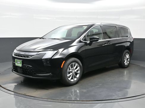 New 2027 Chrysler Pacifica Select AWD/4WD image 2