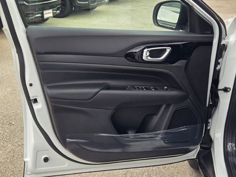 New 2026 Jeep Compass Latitude image 18