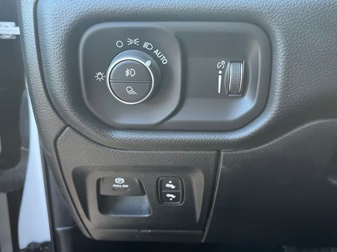 Used 2022 RAM 1500 4x4 Crew Cab image 6
