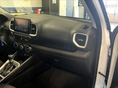 Used 2025 Hyundai Venue SE image 13