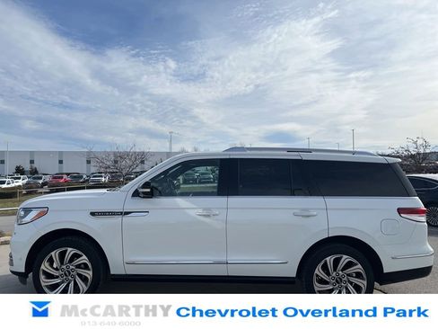 Used 2023 Lincoln Navigator Reserve AWD/4WD image 5