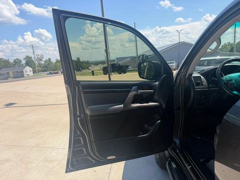 Used 2011 Toyota Land Cruiser w/ Upgrade Pkg AWD/4WD image 16