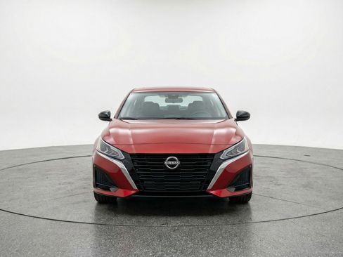 Used 2025 Nissan Altima 2.5 SV image 2