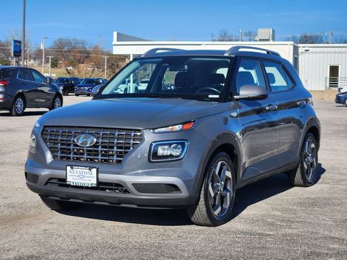 Used 2025 Hyundai Venue SEL image 3