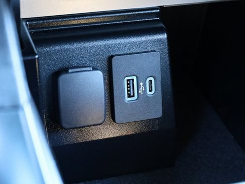 Certified 2022 Ford Explorer XLT image 33