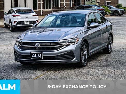 Used 2024 Volkswagen Jetta SE FWD image 3