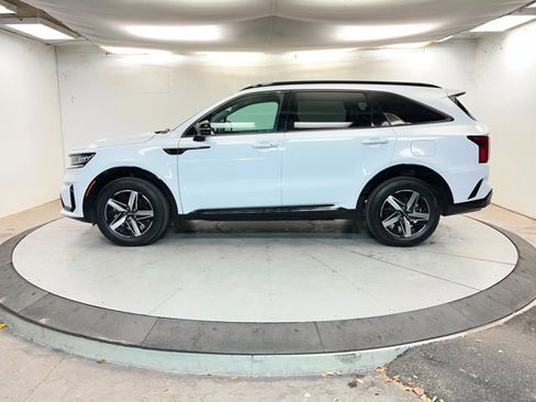 Used 2023 Kia Sorento S w/ Panoramic Sunroof Package image 2